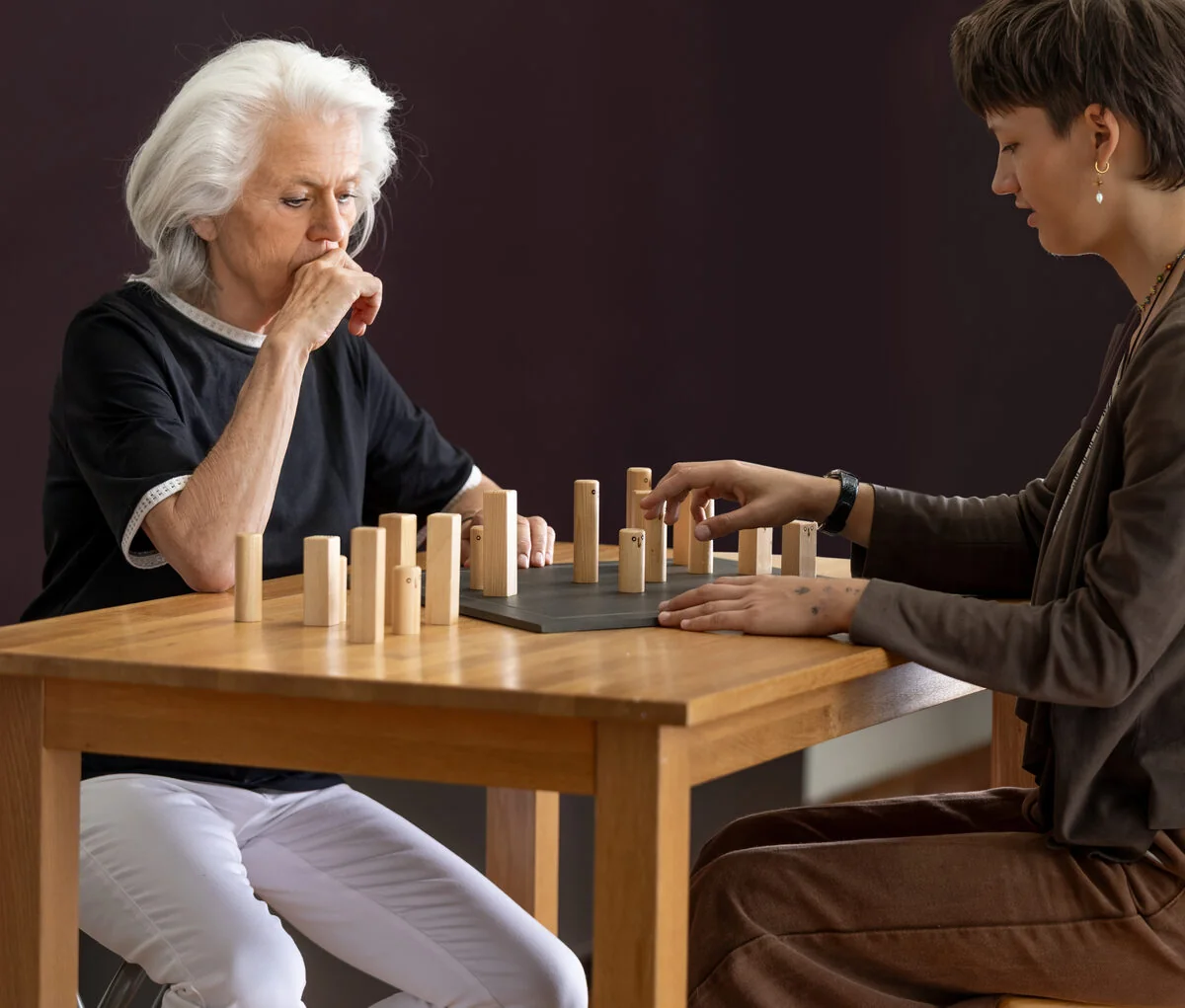 Elisabeth Bürgler im Einzelgespräch an einem Tisch mit Aufstellungsfiguren