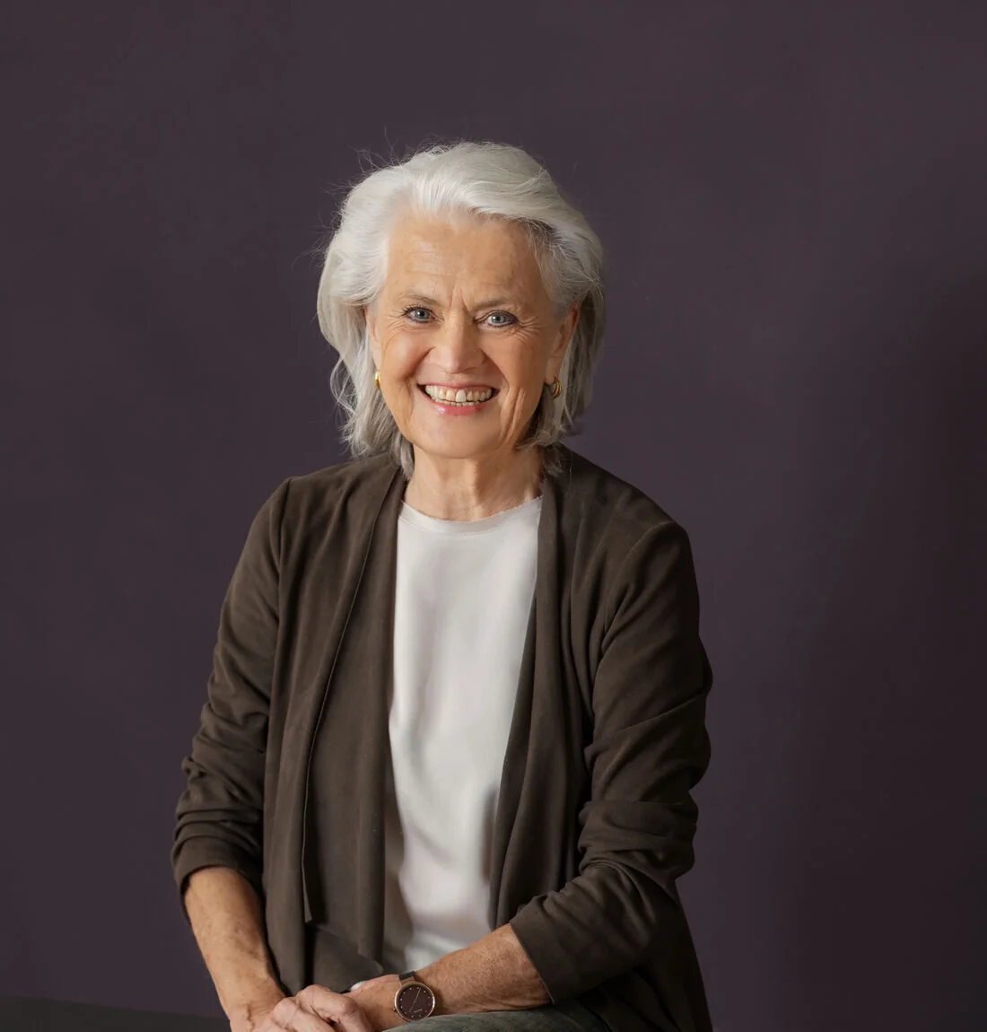 Elisabeth Bürgler sitzend vor einer dunklen Wand