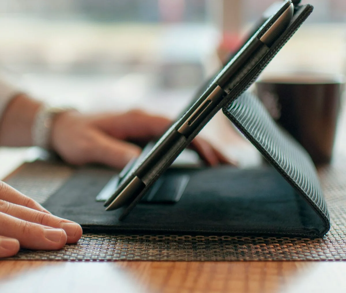 Tablet auf einem Tisch, aufgestellt für eine Online-Sitzung