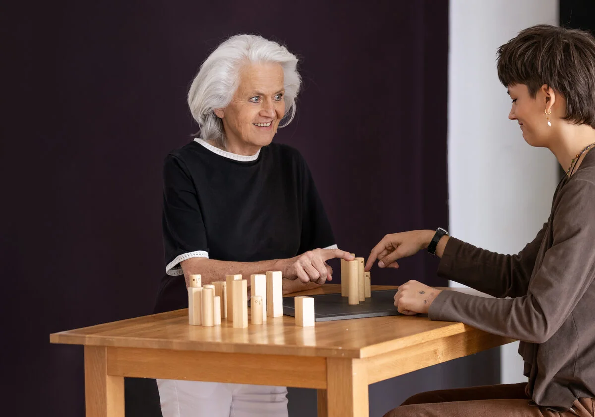 Aufstellungsarbeit mit Figuren auf einem Tisch