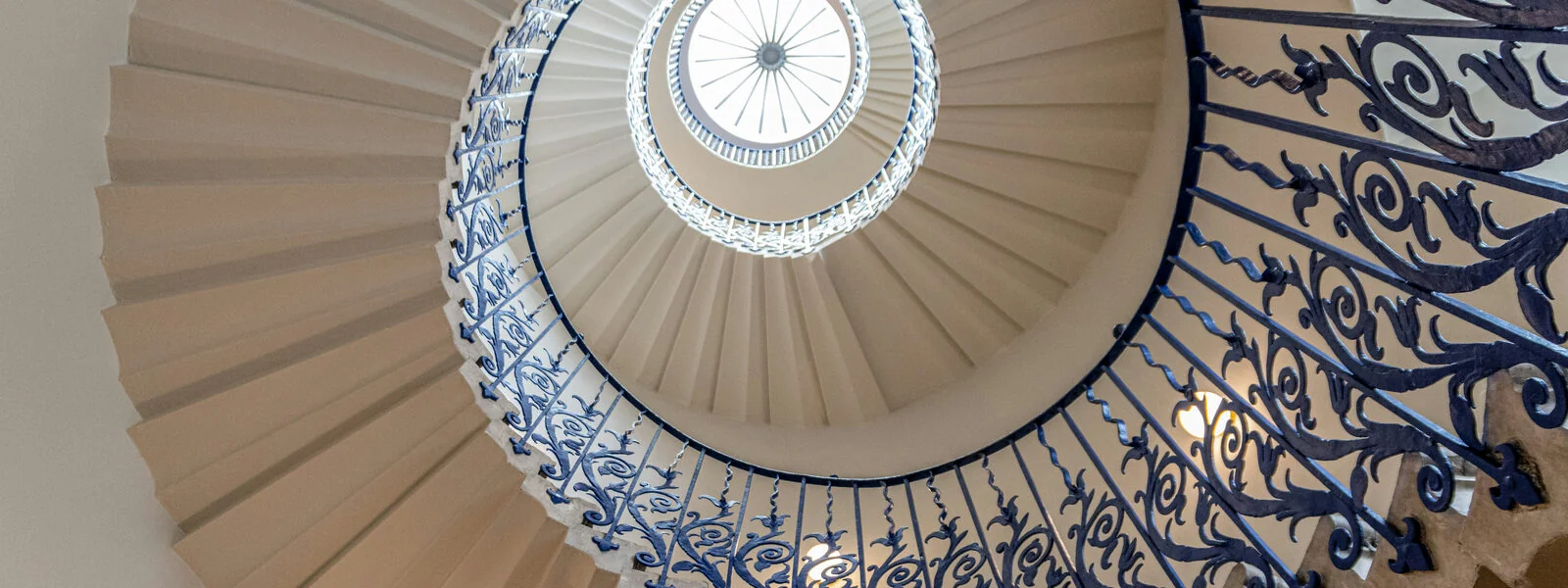 Blick von unten in ein spiralförmiges Treppenhaus